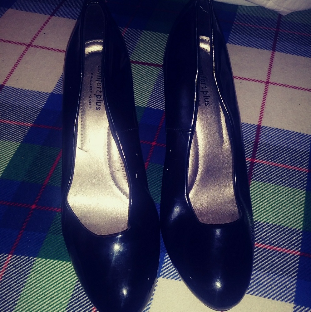 Black pumps